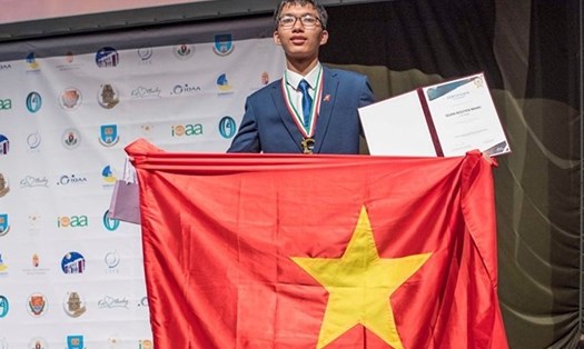 Em Nguyễn Mạnh Quân nhận phần thưởng thí sinh xuất sắc nhất IOAA 2019. Ảnh: NVCC