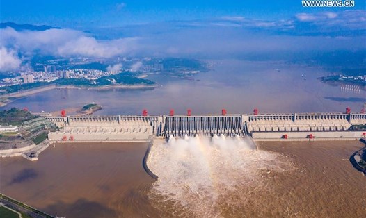Ảnh chụp đập Tam Hiệp ở tỉnh Hồ Bắc, miền trung Trung Quốc ngày 14.8.2020 khi sông Dương Tử trải qua đợt lũ thứ 4 do mưa lớn. Ảnh: Tân Hoa Xã.