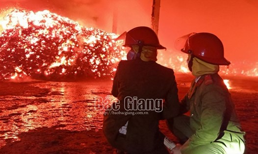 Gần 100 người tham gia chữa cháy trong đêm. Ảnh: Báo Bắc Giang