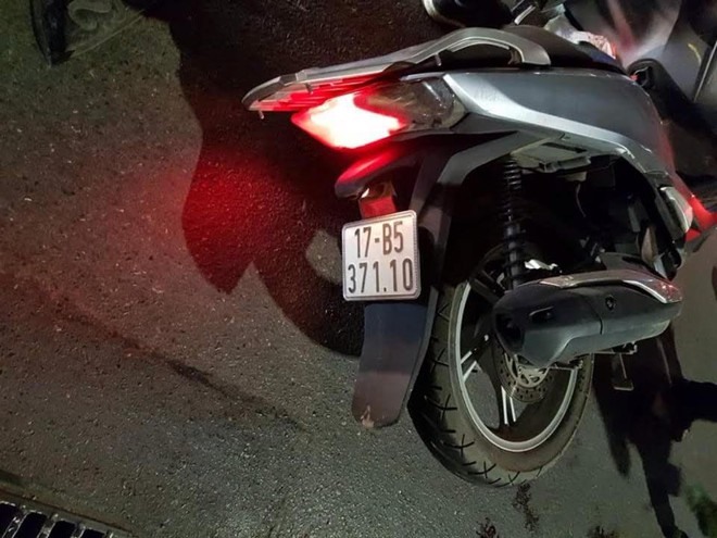 Tài xế đi chiếc xe Honda SH biển kiểm soát Thái Bình này sau khi tông người phụ nữ đã bỏ đi. Ảnh: CACC.