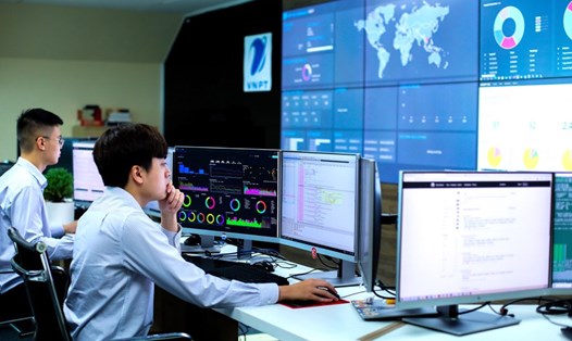 Các nhà mạng sẵn sàng hạ tầng số, bảo đảm an ninh mạng cho quá trình chuyển đổi số tại Hà Nội. Ảnh: Cao Hưng.