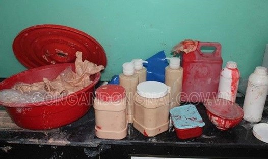 Hàng chục chai, lọ đựng nguyên liệu dùng để làm giả các loại mỹ phẩm trên thị trường. Ảnh: Công an Đồng Nai