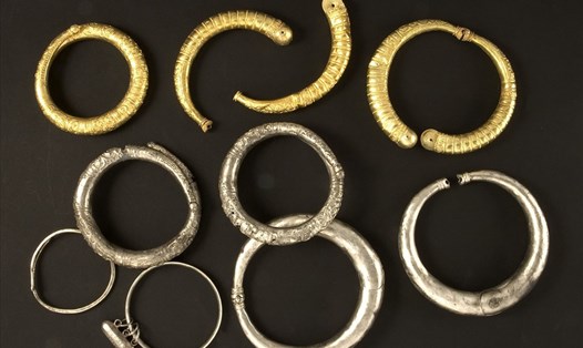 Những chiếc vòng được tìm thấy trong kho vàng bạc ở Israel. Ảnh: Bộ Cổ vật Israel.