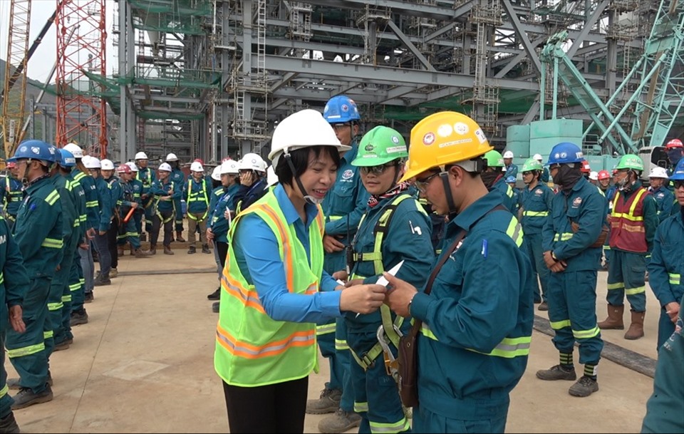 Bà Nguyễn Thị Thủy Lệ, Chủ tịch Công đoàn Xây dựng Việt Nam thăm hỏi và trao quà cho CNLĐ ngành xây dựng. Ảnh minh hoạ. Ảnh: CĐXDVN