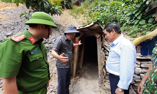 Đoàn công tác liên ngành tỉnh Quảng Nam kiểm tra hiện trường hầm khai thác vàng hôm 13.3. Ảnh: ĐTh