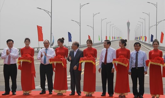 Thủ tướng Nguyễn Xuân Phúc và các đại biểu cắt băng thông xe cầu Cửa Hội bắc quan sông Lam. Ảnh: Trần Tuyên