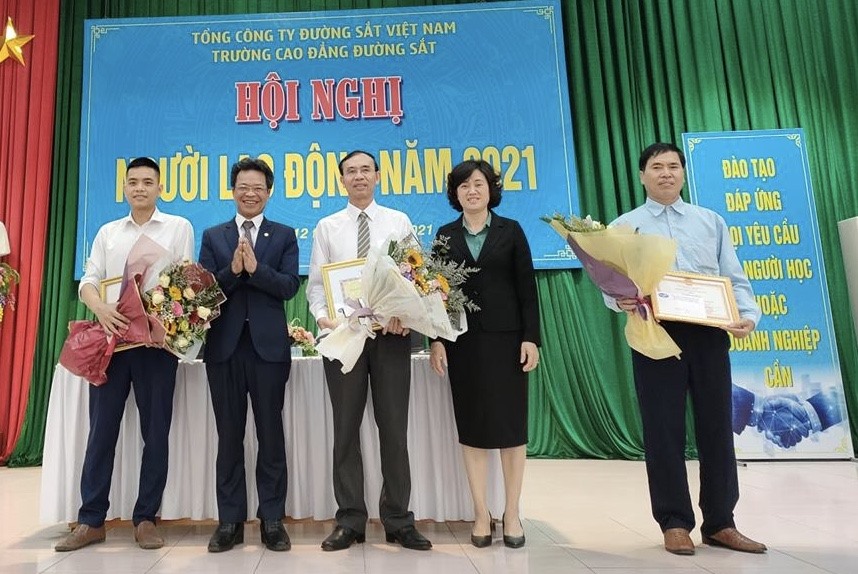 Trao Bằng khen của Tổng Giám đốc Tổng công ty và Công đoàn Đường sắt Việt Nam cho các cá nhân có thành tích năm 2020. Ảnh:CĐN