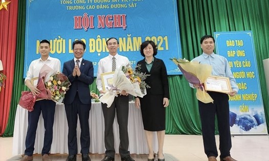 Trao Bằng khen của Tổng Giám đốc Tổng công ty và Công đoàn Đường sắt Việt Nam cho các cá nhân có thành tích năm 2020. Ảnh:CĐN