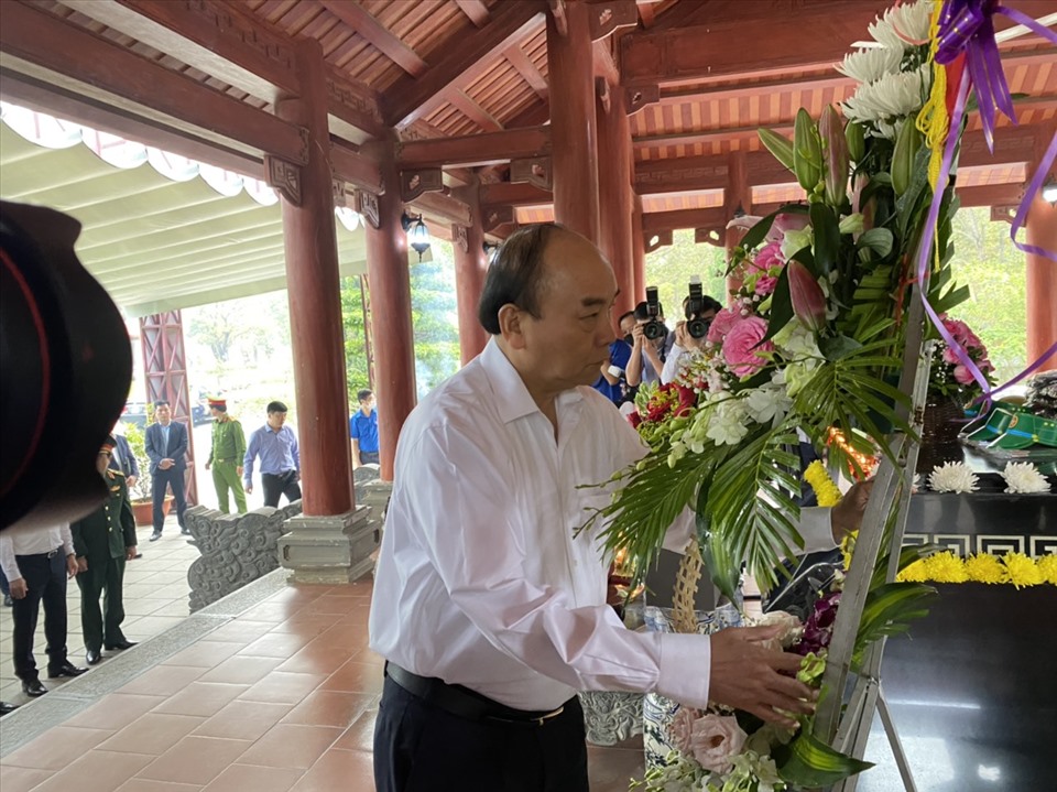 Thủ tướng Chính phủ Nguyễn Xuân Phúc dâng hoa tưởng niệm các anh hùng liệt sĩ tại Khu Di tích Quốc gia Truông Bồn, huyện Đô Lương (Nghệ An). Ảnh: Hồng Nhung