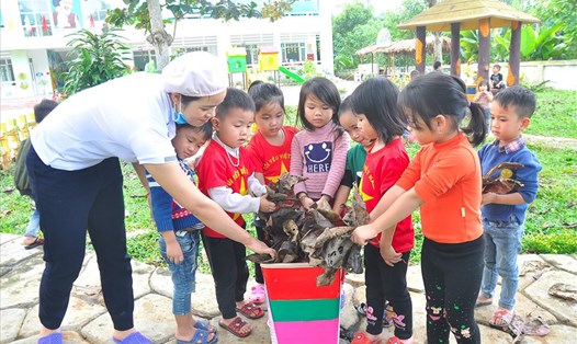 Giáo viên tại huyện miền núi Hương Sơn (Hà Tĩnh) cùng học sinh dọn rác bảo vệ môi trường. Ảnh: Minh Lý