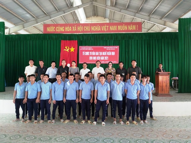 Lãnh đạo 2 đơn vị chụp hình lưu niệm với học viên. Ảnh: Đức Quang