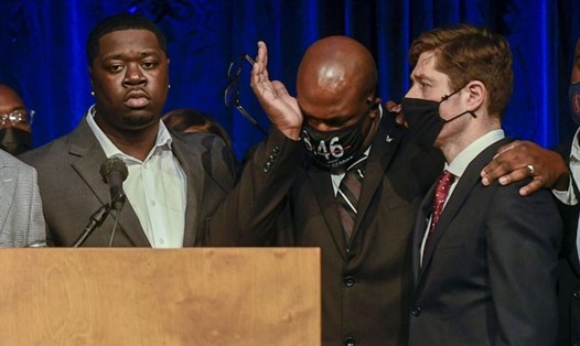 Philonise Floyd, anh trai của George Floyd, khóc trong họp báo về việc giải quyết vụ kiện đòi công lý ở thành phố Minneapolis, ngày 12.3. Ảnh: AFP