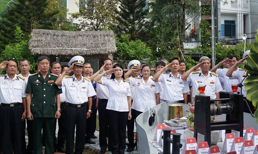 Lễ tưởng niệm 64 chiến sĩ anh dũng hi sinh bảo vệ Gạc Ma tại Đà Nẵng. Ảnh: Hữu Long