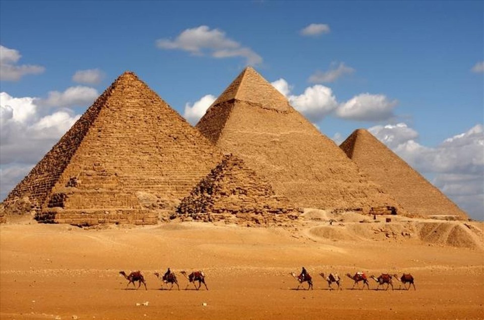 Giả thuyết mới cho thấy rằng những người Ai Cập cổ đại không sử dụng con người làm nô lệ để xây dựng Kim tự tháp, mà thực tế là họ sử dụng các động vật để kéo các khối đá lớn. Hãy xem hình ảnh liên quan để hiểu thêm về giả thuyết này.