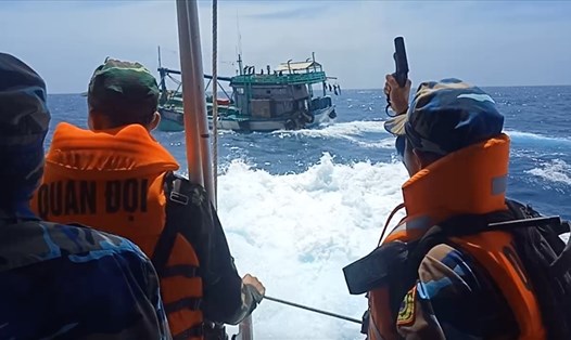Bộ đội biên phòng tỉnh Bà Rịa - Vũng Tàu nổ súng bắt tàu chở dầu không giấy tờ. Ảnh: Cắt từ clip