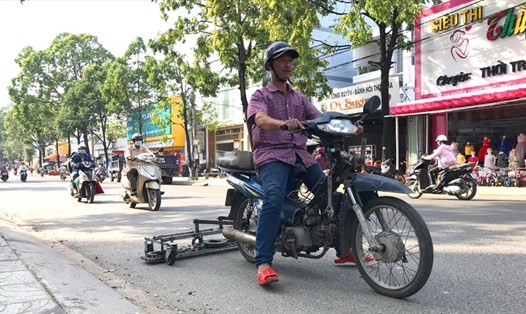 Người đàn ông với chiếc máy hút đinh tự chế gây hiếu kì với người đi đường ở thành phố Phú Quốc (Kiên Giang). Ảnh: PV