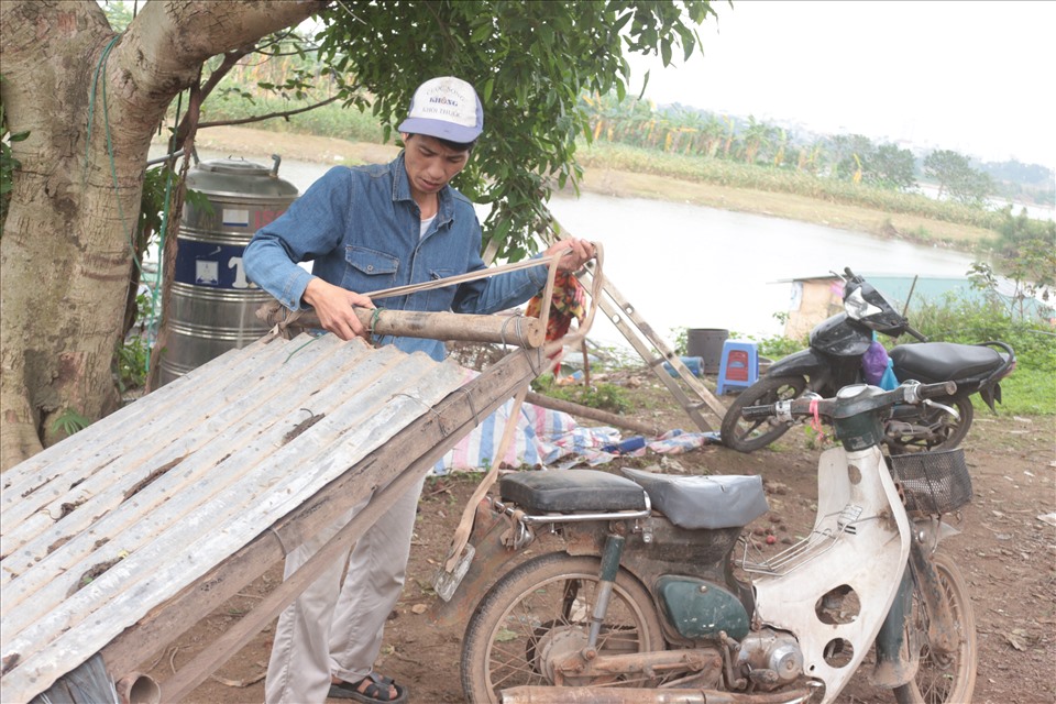 Trước đây, anh Tuấn làm nghề xe ôm nhưng từ khi dịch COVID-19 ảnh hưởng anh ở nhà đi làm thuê. Ảnh: Phương Trang