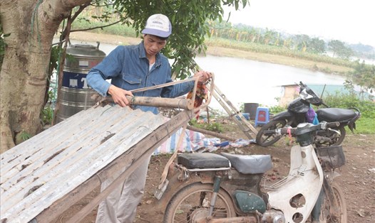 Trước đây, anh Tuấn làm nghề xe ôm nhưng từ khi dịch COVID-19 ảnh hưởng anh ở nhà đi làm thuê. Ảnh: Phương Trang