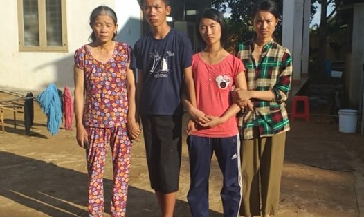Phạm Thị Huyền khi chưa bắt đầu xạ trị, cả gia đình 4 người đều trông chờ vào chị. 
Ảnh: GĐCC