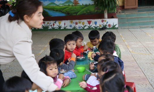 Giáo viên mầm non huyện miền núi Hướng Hóa, tỉnh Quảng Trị cho trẻ ăn trưa. (Ảnh chụp trước thời điểm dịch COVID-19 bùng phát trở lại). Ảnh: Hưng Thơ