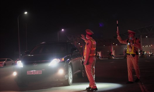 Lực lượng Cảnh sát giao thông tuần tra, kiểm soát việc các tài xế vi phạm nồng độ cồn, ma tuý, lúc 0h ngày 15.3, tại cao tốc Pháp Vân - Cầu Giẽ. Ảnh: V.Dũng.