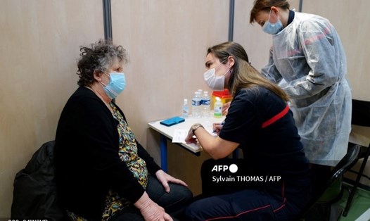 Một phụ nữ tiêm chủng vaccine COVID-19 tại trụ sở đơn vị cứu hỏa ở Vailhauques, miền nam nước Pháp. Ảnh: AFP
