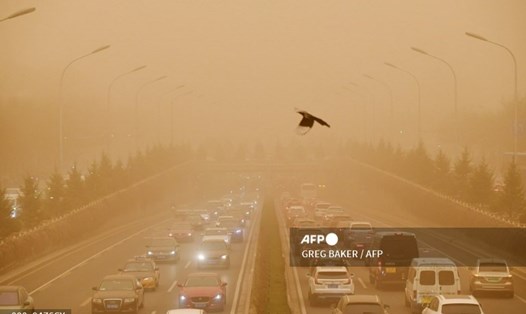 Cả thành phố Bắc Kinh chìm trong màn sương khói mờ ảo do bị bão cát tấn công. Ảnh: AFP