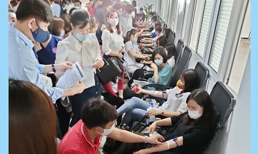 Công nhân lao động Việt Trì (Phú Thọ) hiến máu cứu người. Ảnh: Trang Nhung