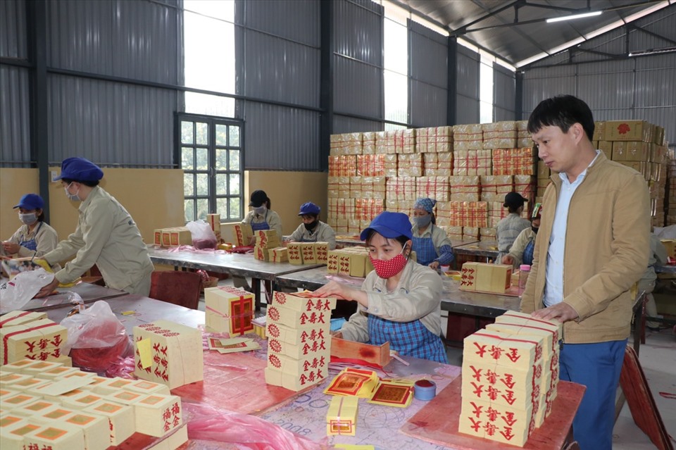 Đồng chí Lê Long Giang - Chủ tịch CĐCS Công ty CP Lâm nông sản thực phẩm Yên Bái - thường xuyên nắm bắt tâm tư nguyện vọng của công nhân lao động. Ảnh: Xuân Hiền