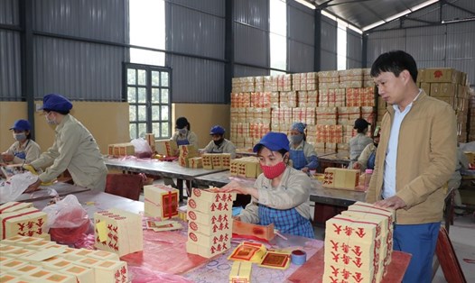 Đồng chí Lê Long Giang - Chủ tịch CĐCS Công ty CP Lâm nông sản thực phẩm Yên Bái - thường xuyên nắm bắt tâm tư nguyện vọng của công nhân lao động. Ảnh: Xuân Hiền