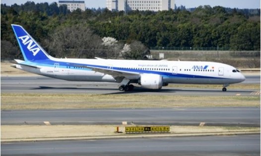 Chuyến bay All Nippon Airways chở lô vaccine COVID-19 thứ 5 của Pfizer hạ cánh xuống Nhật Bản, ngày 15.3. Ảnh: All Nippon Airways