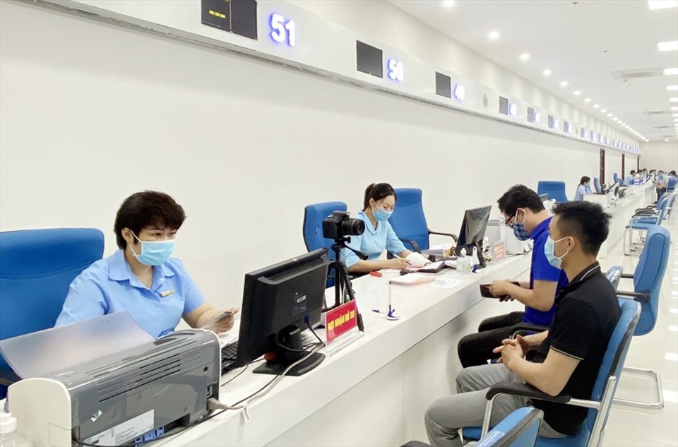 Cán bộ Trung tâm Phục vụ hành chính công tỉnh Quảng Ninh luôn thể hiện văn hóa ứng xử, giao tiếp với công dân. Ảnh: Dương Trường