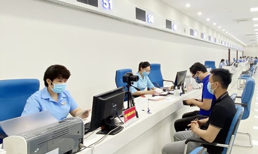 Cán bộ Trung tâm Phục vụ hành chính công tỉnh Quảng Ninh luôn thể hiện văn hóa ứng xử, giao tiếp với công dân. Ảnh: Dương Trường