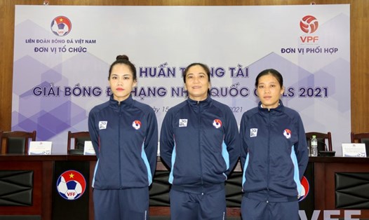 Các trợ lý trọng tài nữ từ trái qua: Hà Thị Phượng, Trương Thị Lệ Trinh và Nguyễn Thị Hằng Nga. Ảnh: VFF