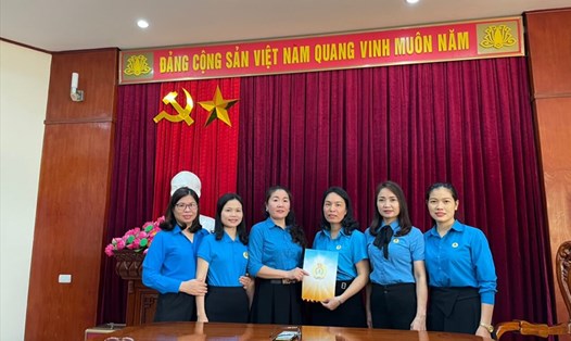 Phó Chủ tịch LĐLĐ tỉnh Nghệ An Nguyễn Thị Thu Nhi trao quyết định bố trí công tác cho cán bộ công đoàn chuyên trách. Ảnh: PV