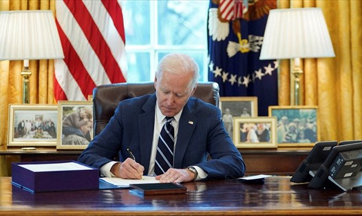 Tổng thống Joe Biden ký dự luật cứu trợ kinh tế 1,9 nghìn tỉ USD thành luật. Ảnh: AFP