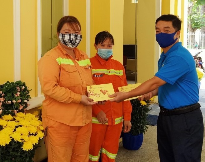 Đại diện LĐLĐ Quận 1 tặng quà nữ công nhân lao động Công ty dịch vụ công ích của quận trong dịp Tết Tân sửu 2021. Ảnh LĐLĐ Quận 1.