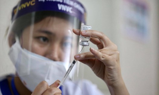 Cán bộ y tế tiêm phòng vaccine COVID-19 cho cán bộ y tế ở Hà Nội. Ảnh: Hải Nguyễn