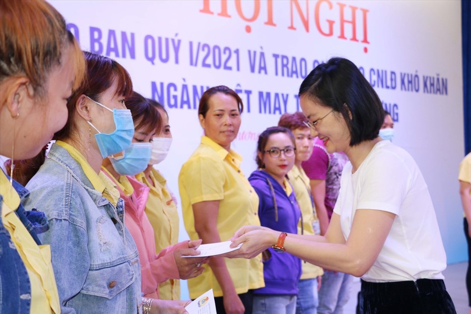 Đơn vị tài trợ trao hỗ trợ cho công nhân ở Bình Dương gặp khó khăn do dịch bệnh. Ảnh: Hoàng Trung