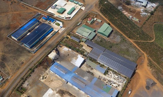 Một số công trình điện mặt trời tại Cụm công nghiệp Buôn Hồ. Ảnh: Hương Cẩm