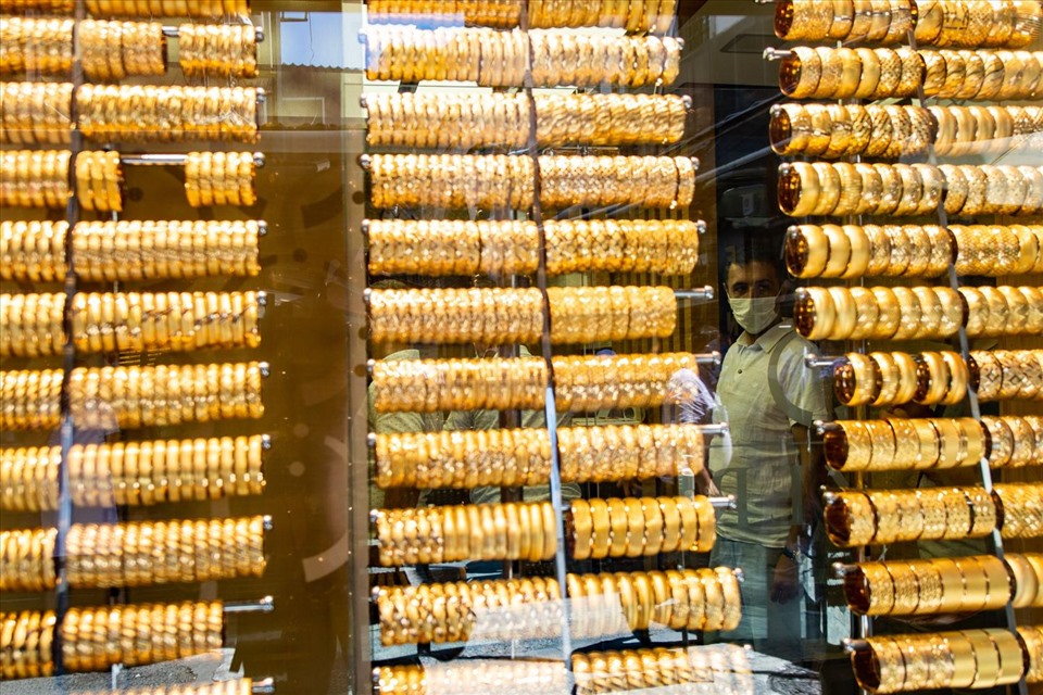 Giá vàng giao ở mức 1.726,54 USD/ounce vào lúc 4h GMT ngày 15.3. Ảnh: AFP