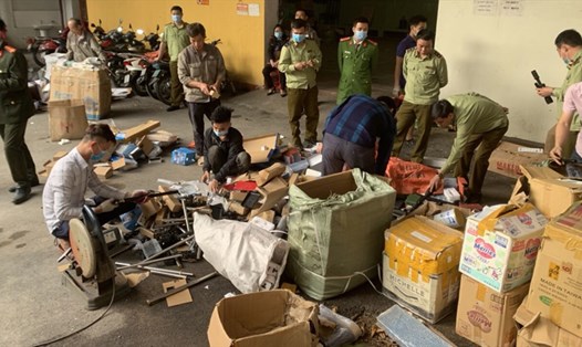 Cục Quản lý thị trường tỉnh Bắc Giang thực hiện tiêu hủy hàng hóa vi phạm pháp luật. Ảnh: BBG.