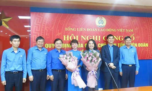 Các đồng chí lãnh đạo Tổng LĐLĐVN và Trung ương Đoàn Thanh niên Cộng sản Hồ Chí Minh tặng hoa chúc mừng hai đồng chí quyền trưởng ban Quan hệ lao động và Tuyên giáo. Ảnh: Ngọc Tú