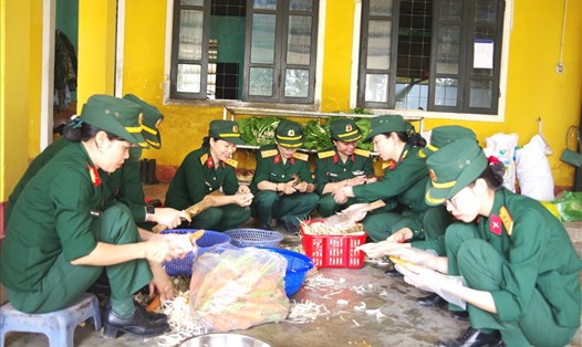 Hội Phụ nữ Bộ Chỉ huy quân sự tỉnh Quảng Trị chuẩn bị thực phẩm để nấu bữa cơm cho chiến sĩ mới nhập ngũ. Ảnh: Xuân Diện.