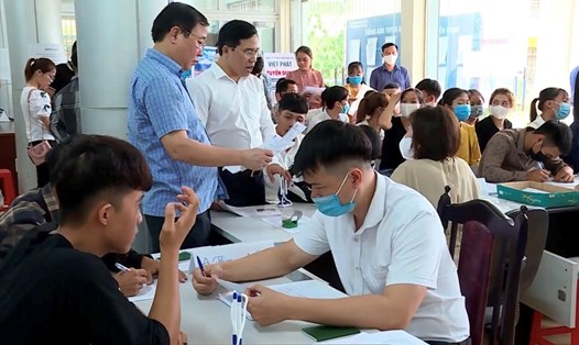 Người lao động đến Sàn giao dịch việc làm tại Trung tâm dịch vụ việc làm tỉnh Ninh Bình để tìm kiếm cơ hội việc làm. Ảnh: Nguyễn Trường