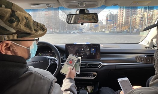 Một khách hàng sử dụng dịch vụ xe hơi công nghệ ở Bắc Kinh, Trung Quốc. Ảnh: Tân Hoa Xã