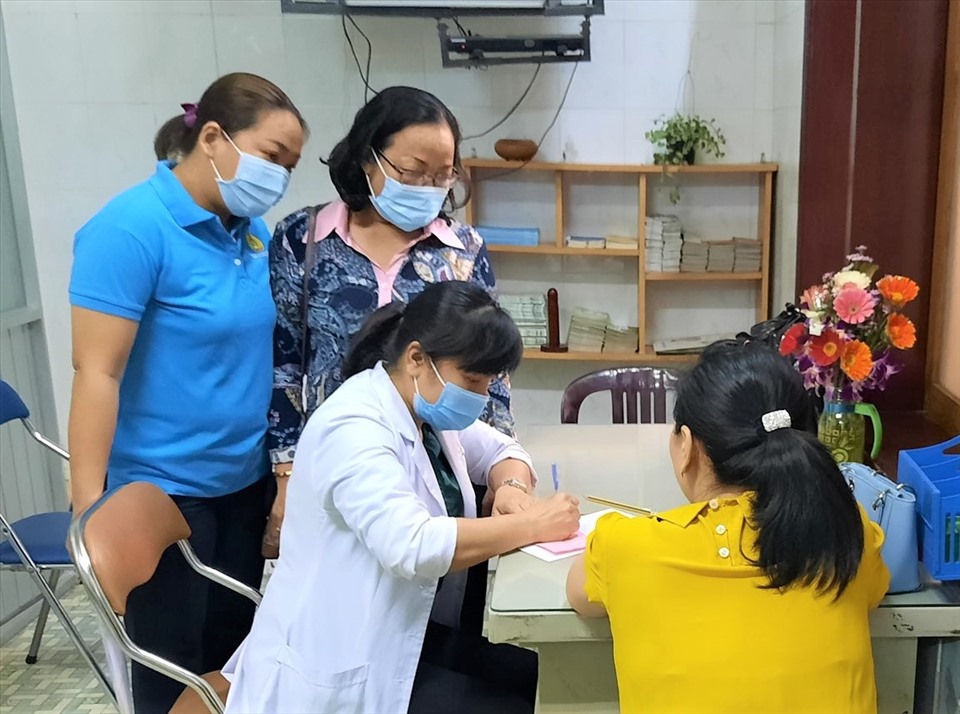 Bác sĩ tư vấn về tầm soát ung thư cho các nữ đoàn viên. Ảnh LĐLĐ Quận 8. Ảnh: Nam Dương
