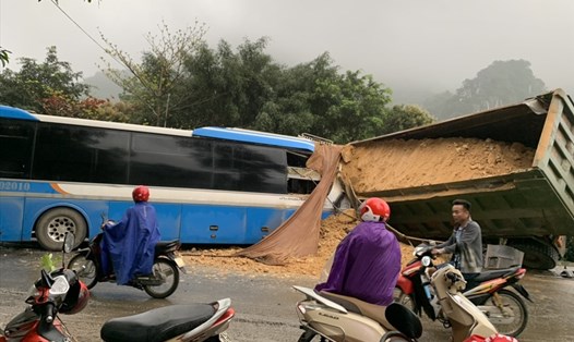 Hiện trường vụ tai nạn tại huyện Lạc Thủy, tỉnh Hòa Bình. Ảnh CTV
