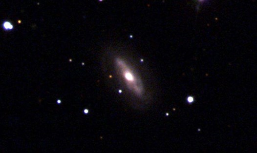 Galaxy J0437 + 2456 được cho là nơi chứa một hố đen siêu lớn đang di chuyển. Ảnh: Sloan Digital Sky Survey (SDSS)