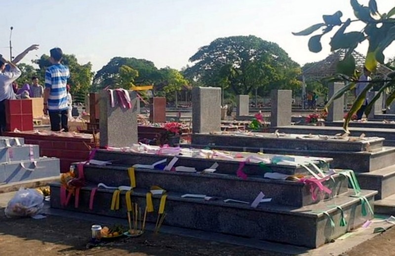 Tết Thanh minh diễn ra trong tháng 2 và 3 âm lịch hàng năm là dịp người dân đi tảo mộ, thắp hương rất đông. Ảnh: Nhật Hồ